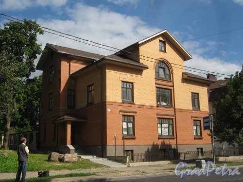 Лен. обл., Гатчинский р-н, г. Гатчина, ул. Чкалова, дом 47. Общий вид здания. Фото 22 августа 2013 г.