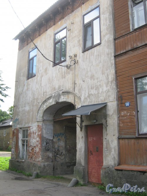Лен. обл., Гатчинский р-н, г. Гатчина, ул. Чкалова, дом 54. Общий вид здания. Фото август 2013 г.