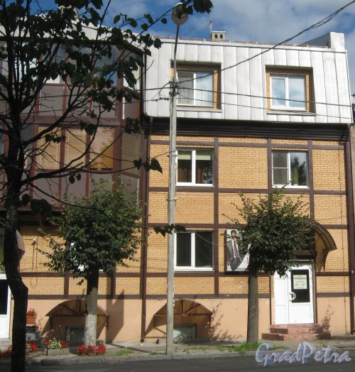 Лен. обл., Гатчинский р-н, г. Гатчина, ул. Чкалова, дом 59а. Фрагмент фасада здания. Фото август 2013 г.