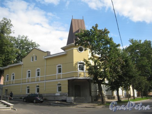 Лен. обл., Гатчинский р-н, г. Гатчина, ул. Чкалова, дом 21а. Общий вид здания. Фото август 2013 г.