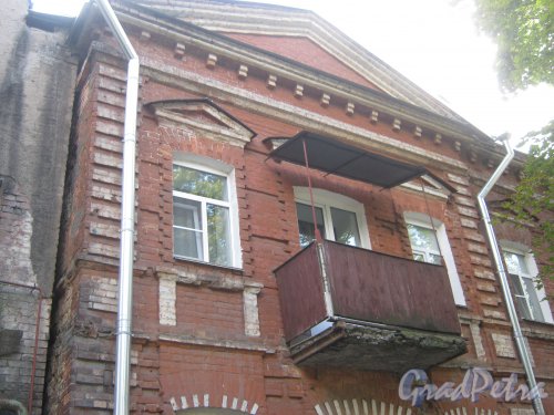 Лен. обл., Гатчинский р-н, г. Гатчина, ул. Чкалова, дом 20. Фрагмент фасада здания. Фото август 2013 г.