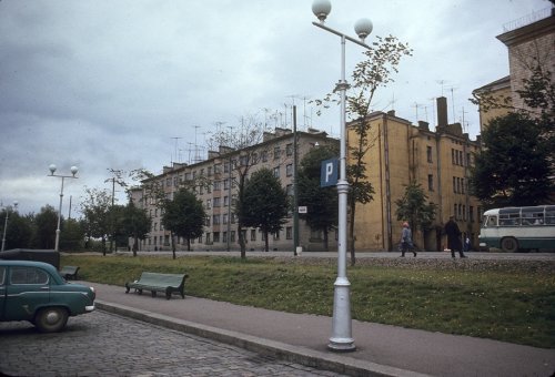 Железнодорожная улица дом 13 и дом 11 (желтый, ныне снесен). Фото 1965 года.