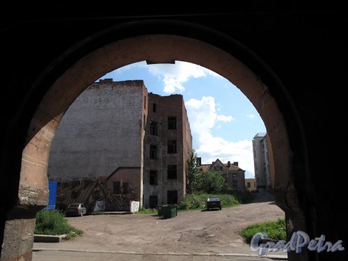 Вид из арки двора дома 7 по Крепостной улице на улицу Новой Заставы. фото июль 2009 г.     