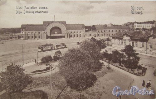 Одноэтажное здание «Hotel Central» и вид на новое каменное здание Выборгского железнодорожного вокзала. Фото ориентировочно 1913-1915 годов
