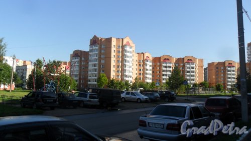 Всеволожск, улица Ленинградская, дом 16, корпуса 1 и 2. Корпус 1, левая часть здания, 7-9-этажный жилой дом 2004 года постройки, 2 парадные, 91 квартира. Корпус 2, правая часть здания, 7-этажный жилой дом 2004 года постройки, 3 парадные, 70 квартир. Фото 20 июня 2016 года.