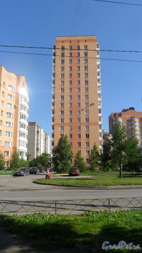 Всеволожск, улица Ленинградская, дом 18, корпус 1. 16-этажный жилой дом 2006 года постройки. 1 парадная, 127 квартир. Фото 20 июня 2016 года.