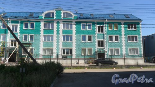 Всеволожск, улица Культуры, дом 4/80, дом 80 по Бибиковской улице. 3-этажный жилой дом 2014 года постройки. Фото 4 августа 2016 года.