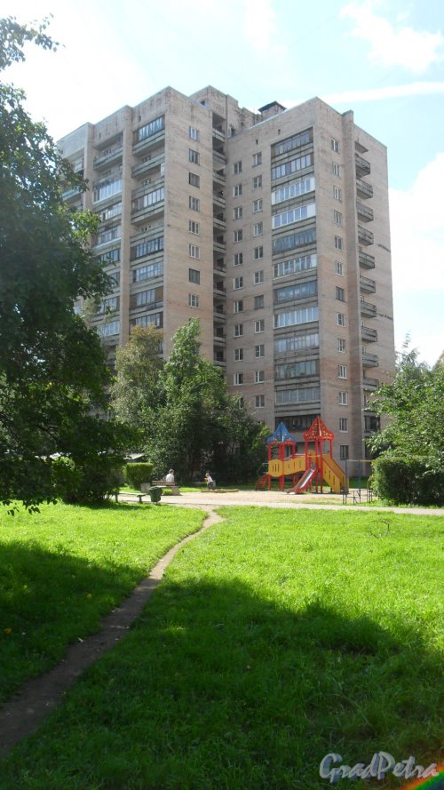 Всеволожск, улица Ленинградская, дом 19, корпус 2. 14-этажный жилой дом серии 1-528кп84 1981 года постройки. 1 парадная, 94 квартиры. Фото 23 августа 2016 года.