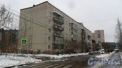 Всеволожск, улица Ленинградская, дом 32, корпус 2. 5-этажный жилой дом 1991 года постройки. 4 парадные, 60 квартир. Фото 17 ноября 2016 года.