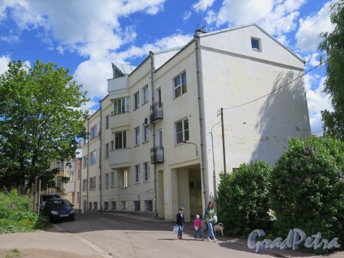 Красноармейская ул. (Выборг), д. 1. 4-этажный жилой дом, построенный по индивидуальному проекту. Общий вид. фото июнь 2015 г.