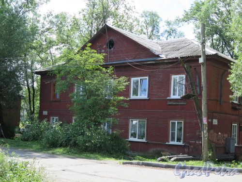 ул. Беляева (Гатчина), д. 32. Двухэтажный деревянный жилой дом. фото июнь 2015 г.