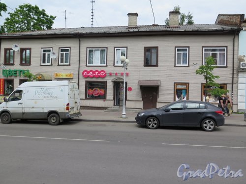Соборная ул. (Гатчина), д. 20 (левая часть). Деревянный жилой дом с магазинами, нач. 20 в. фото июнь 2015 г 