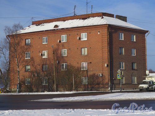 Госпитальная ул., 2 (Выборг), д. 2. Офицерский жилой дом, 1930-е. Общий вид фасада. фото февраль 2016 г.