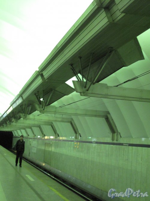 Станция Метро «Чкаловская». Светильники над платфрмой. Фото март 2014 г.