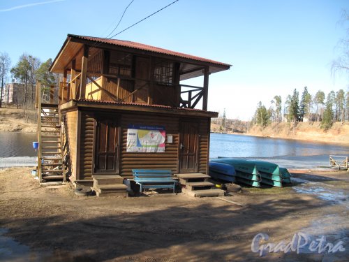Пос. Сиверский. Парк. Лодочная станция на берегу реки Оредеж. Здание спасательной станции. Фото март 2014 г.