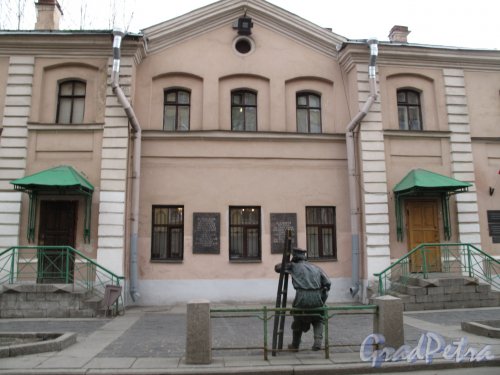 Одесская ул., д. 1. Доходный дом и бани Старчикова. Центральная часть фасада. Фото март 2014 г.