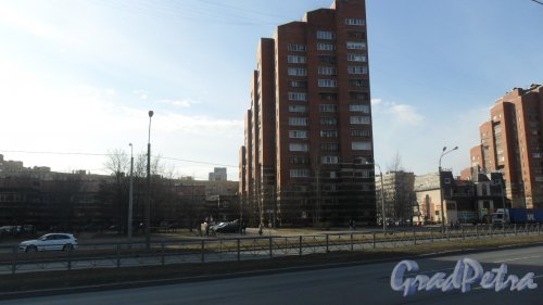 Аллея Котельникова, дом 2 / Коломяжский проспект, дом 32. 16-этажный жилой дом 1991 года постройки. 1 парадная, 98 квартир. Фото 9 апреля 2017 года.