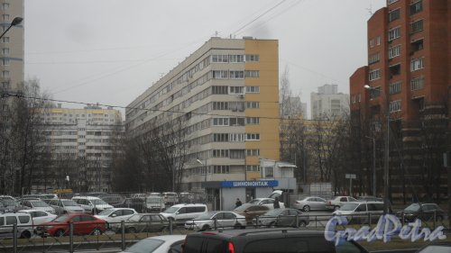 Аллея Котельникова, дом 4. 9-этажный жилой дом серии 1ЛГ-600А 1977 года постройки. 15 парадных, 538 квартир.