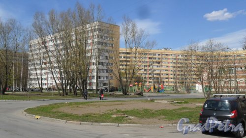 Аллея Котельникова, дом 3. 9-этажный жилой дом серии 1ЛГ-600А 1977 года постройки. 10 парадных, 358 квартир. Фото 14 мая 2017 года.