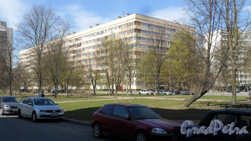 Аллея Котельникова, дом 5, корпус 1. 9-этажный жилой дом серии 1ЛГ-600А 1977 года постройки. 12 парадных, 429 квартир. Фото 14 мая 2017 года.