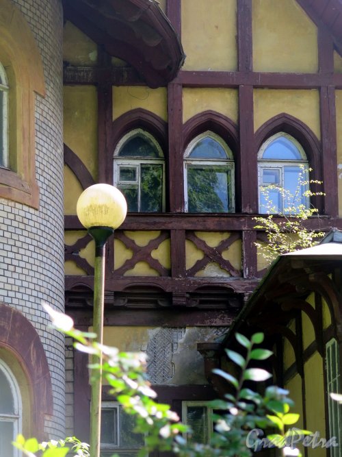 Берёзовая 2-я аллея, д. 32. Дачный особняк Е. К. Гаусвальд. Фрагмент фасада. фото июль 2017 г. 