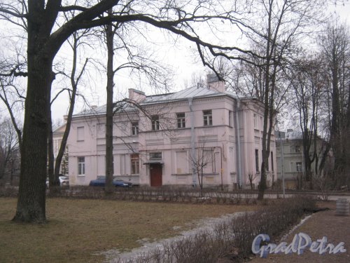 Г. Пушкин, Октябрьский бульвар, дом 40. Общий вид здания. Фото 1 марта 2014 г.