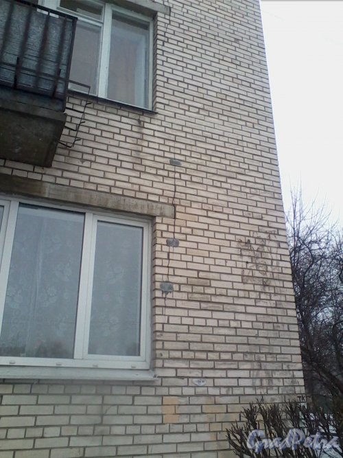 Бульвар Новаторов, дом 116. Фрагмент фасадной части здания и вид на трещину. Фото с ул. Танкиста Хрустицкого 15 марта 2014 г.