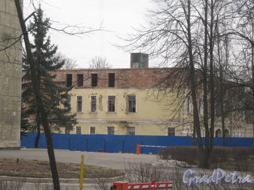 Г. Пушкин, Софийский бульвар, дом 32. Фрагмент ремонтируемого здания. Фото 1 марта 2014 г.