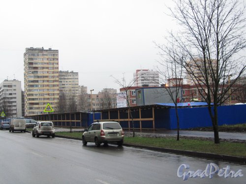 Поэтический бульвар, участок 1, (северо-западнее с ул.Руднева). Гаражи на месте будущей станции скорой помощи.  Вид в сторону улицы Кустодиева. Фото 26 ноября 2012 года.