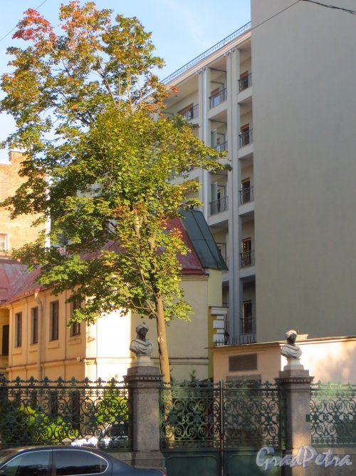 Конногвардейский бульвар, дом 5, литера Б. Вид на балконы апартаментов класса de-lux «Дом Монферран». Фото 21 сентября 2014 года.