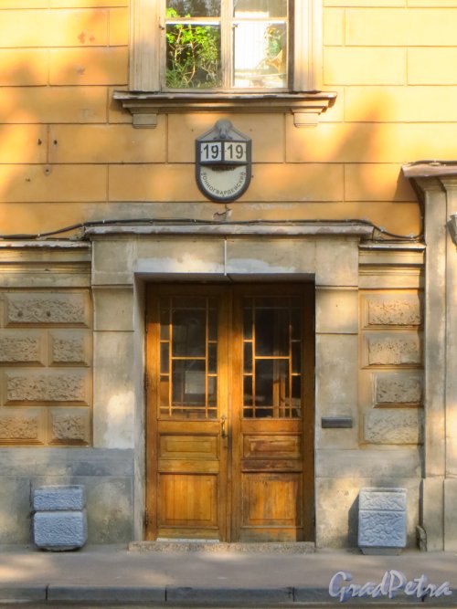 Конногвардейский бул., дом 19. Подъезд. Фото 21 сентября 2014 года.