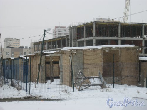 Строительство школы на 550 мест на пересечении Поэтического бульвара и улицы Руднева. На переднем плане видны остовы стоявших на этом участке гаражей. Фото 27 февраля 2016 г.