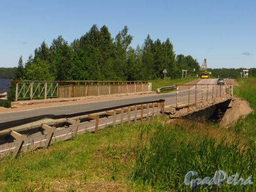 Мост через реку Мойка в створе Петрозаводского шоссе у устья реки. Фото 15 июня 2014 года.