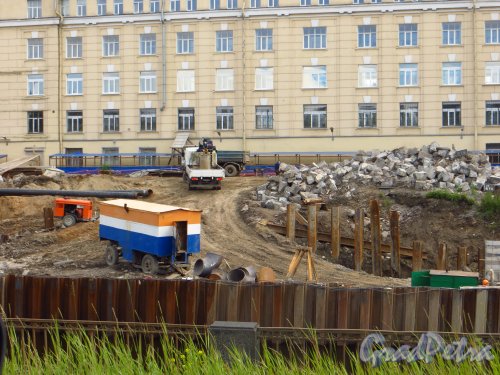 Строительство набережной Обводного канала на участке от проспекта Обуховской Обороны до «ковша». Фото 2 июля 2014 года.