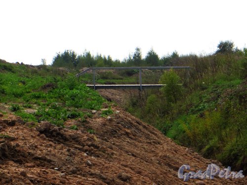Пешеходный мост через реку Лиговка в районе строительства Гатчинской окружной дороги и СНТ Дони (Гатчинский район). Фото 7 сентября 2014 года.