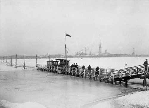 Зимний трамвай на Неве. Фото начала XX века.