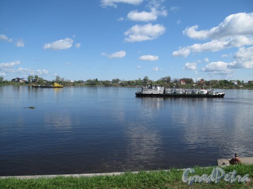 Вид на реку Нева в посёлке Усть-Ижора, с набережной у впадения реки Ижора. Фото май 2014 г.