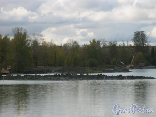 Пос. Торики, Гореловское озеро. Очистка дна. Вид с Аннинского шоссе. Фото 6 октября 2015 г.