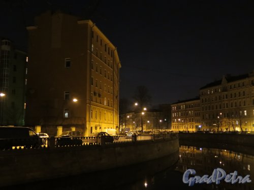 Изгиб канала Грибоедова ночью около Малой Подьяческой улицы. Фото апрель 2015 г.