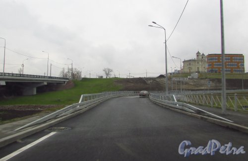 Новый автомобильный мост через реку Пулковка в створе нового подъезда к выставочному комплексу «Экспофорум». Фото 30 октября 2016 года.