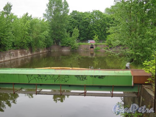 Обводный канал (Кронштадт). Вид на «резервуар» в изгибе канала с Пенькового моста. фото июнь 2015 г.