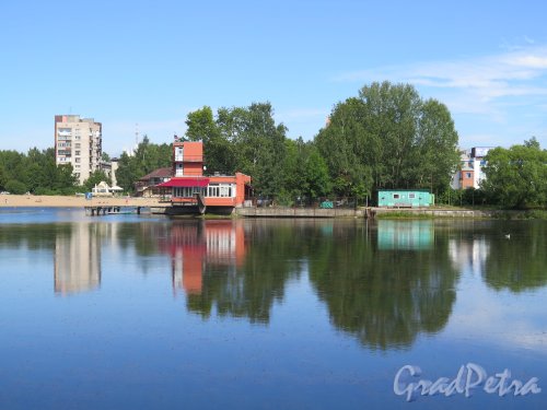 Ольгинский пруд, Вид пруда со спасательной станцией. фото август 2015 г.