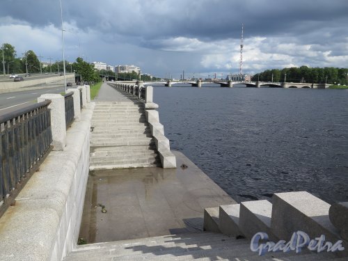Река Большая Невка. Спуск к воде в районе Ушаковского моста. фото август 2017 г.