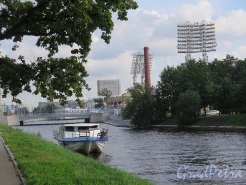 Река Ждановка. Вид реки от моста Красного Курсанта к Стадиону Петровский. фото август 2017 г.
