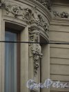 9-я линия В.О., дом 10, литера А. Особняк Н. К. Вадбольской. Фрагмент фасада эркера. Фото 25 мая 2014 года.