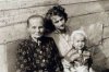Владимир Владимирович Путин на руках матери, с бабой Анной, которая проживала в одной из квартир в доме 19 по 2-й линии В.О. Фото из личного архива Владимира Путина