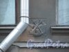 11-я линия В.О., дом 58. Знак «Крепи Оборону СССР» на фасада здания. Фото 13 апреля 2012 года.