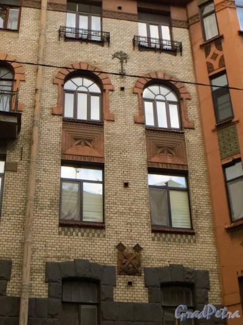 8-я линия В.О., дом 53, литера А. Фрагмент фасада здания. Фото 1 октября 2014 года.