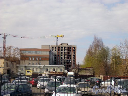 24 линия В. О., дом 29, литера А. Вид на строительство жилого комплекса со стороны Среднего проспекта. Фото 27 апреля 2015 г.