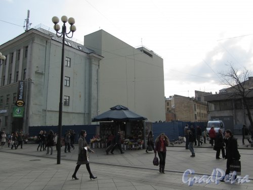 7-я линия В.О., дом 44. Брандмауэр здания со стороны станции метро «Василеостровская». Фото 13 апреля 2012 года.